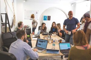 Grupo de gente trabajando conjuntamente en una oficina