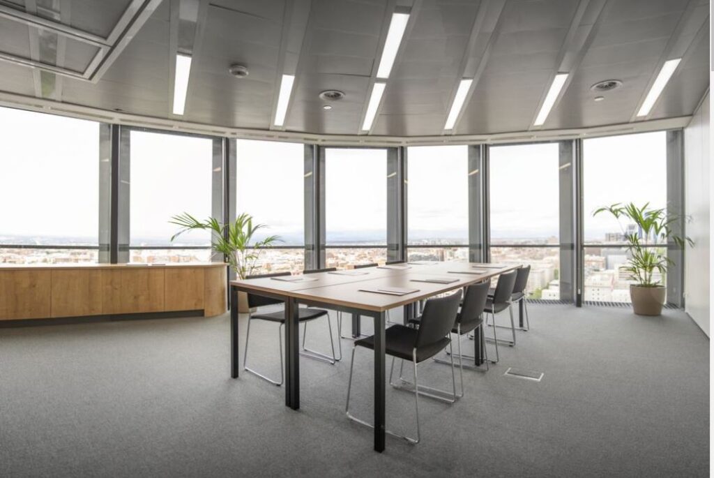 Sala de reunión en First Workplaces