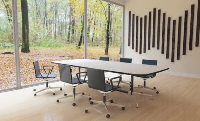 Mesa de oficina hecha en madera con un fondo de un bosque
