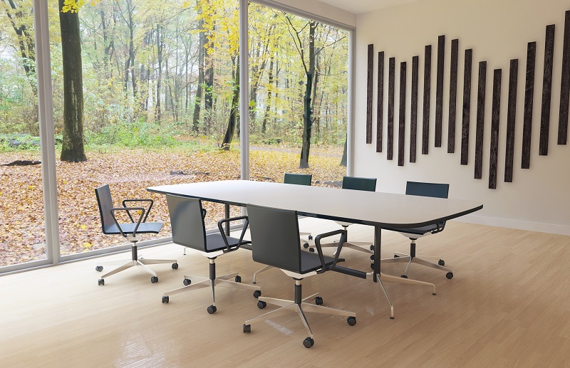 Mesa de oficina hecha en madera con un fondo de un bosque