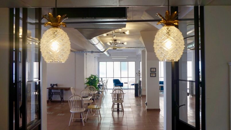 Espacio abierto de coworking con decoración vintage