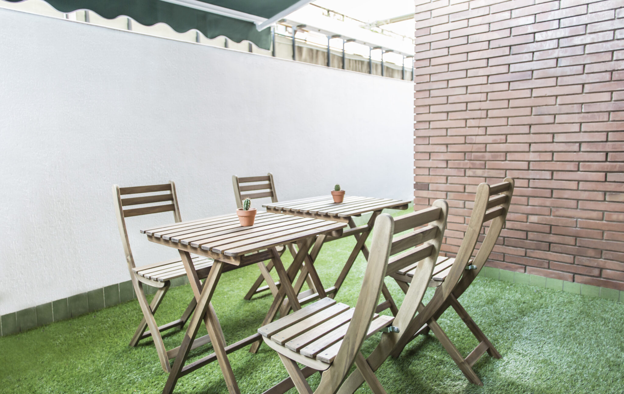 Terraza interior sobre césped