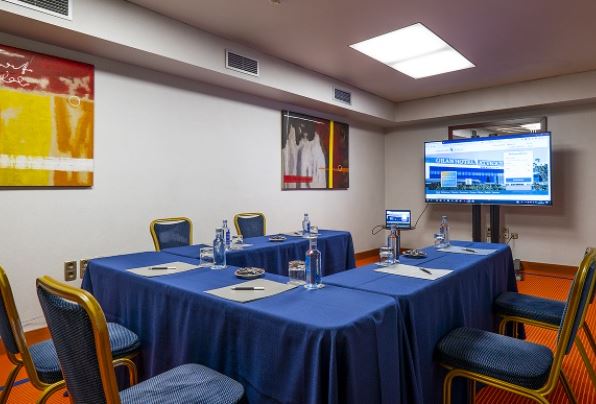 Sala de reuniones pequeña con televisor para presentaciones