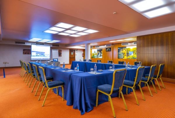Sala de reuniones mediana con televisor para presentaciones
