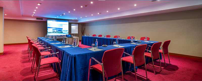 Sala de reuniones grande con televisor para presentaciones