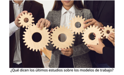 Tres oficinistas sujetando engranajes